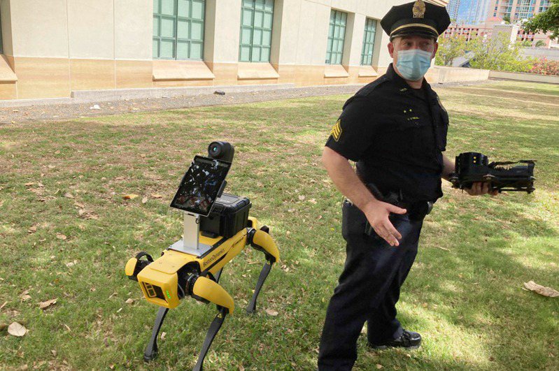 洛杉矶市警局（LAPD）启用最新机器警犬，第一线面对持枪嫌犯，有如科幻电影场景；然而，这项科技上路前，曾面对强烈反对声浪。美联社(photo:UDN)