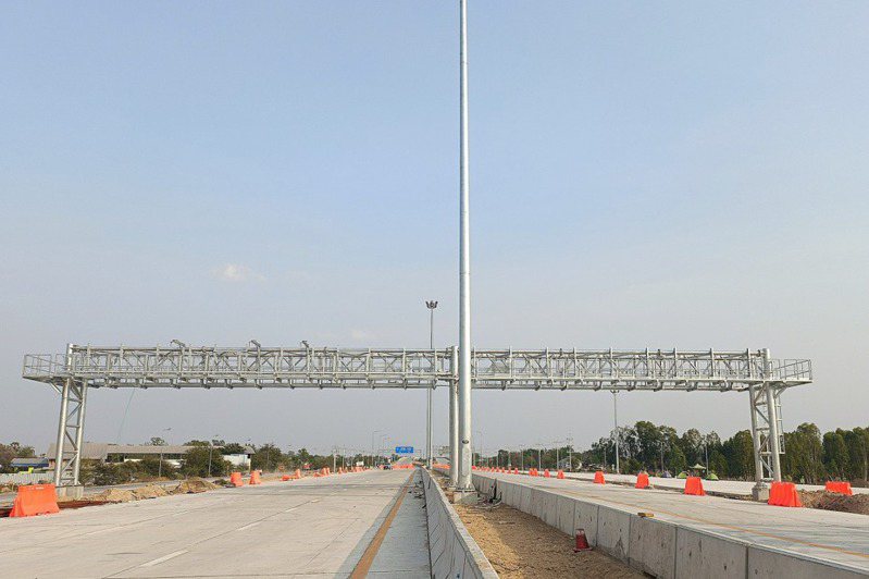 泰國最大跨距ETC收費門架由遠通電收規劃與建置。遠通電收提供
