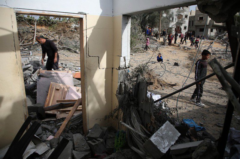 以色列對加薩發動襲擊行動迄今近6個月，造成當地物資嚴重短缺，今天在加薩的一場物資發送作業引發混亂，現場爆出槍聲，紅新月會人員表示有5人死亡。新華社