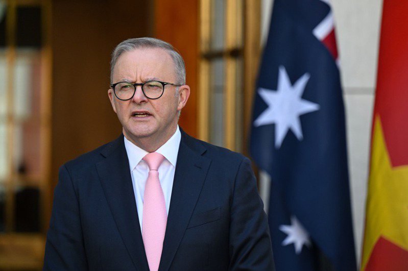 澳洲總理艾班尼斯表示，將由現任澳洲國防軍副司令強斯敦出任國防軍司令，為22年來第一位海軍出身的國防軍司令，新任人事將在7月生效。歐新社