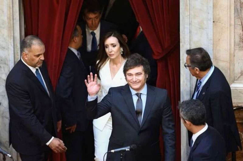 阿根廷新任總統米雷伊（前）10日在布宜諾斯艾利斯參加就職典禮時宣稱，將尋求削減開支，以電擊治療救經濟。（路透）