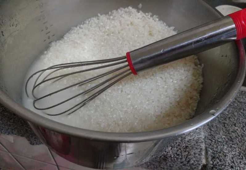媽媽煮飯總拿打蛋器洗米，女子長大後才驚覺其中奧秘。圖擷自facebook