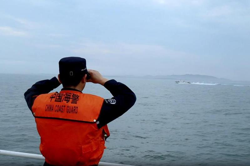 大陸海警29日再度於金門海域執法巡查，用望遠鏡監控我方海巡船隻。（圖／截自大陸海警局官網）