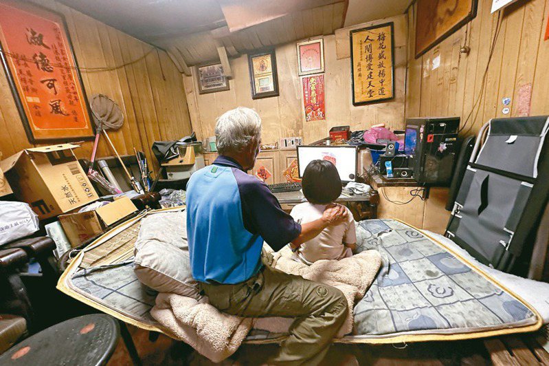 雲林北港鎮蘇小妹和祖父居住在破舊豬圈改搭的竹筒厝。本報資料照片