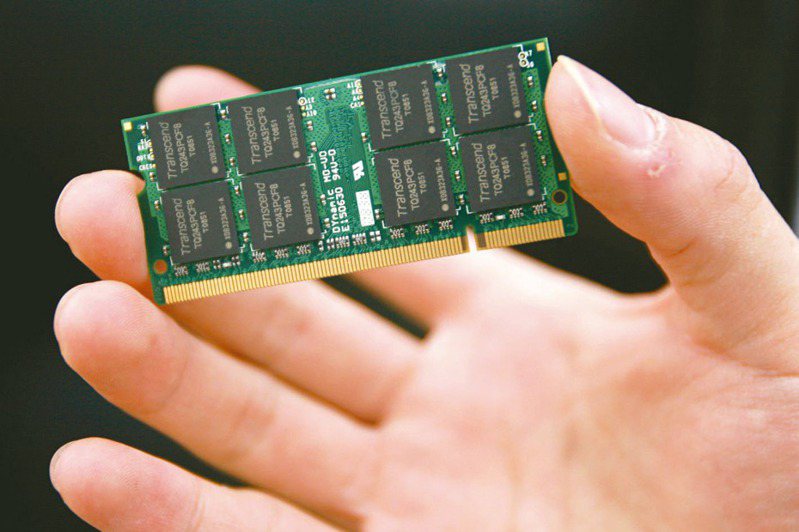 記憶體產業出現回春跡象，記憶體模組廠威剛董事長陳立白預估，DRAM、NAND Flash合約價將同步走高，未來將一路往上，明年進入多頭市場，未來1~2可能出現供應短缺（路透）