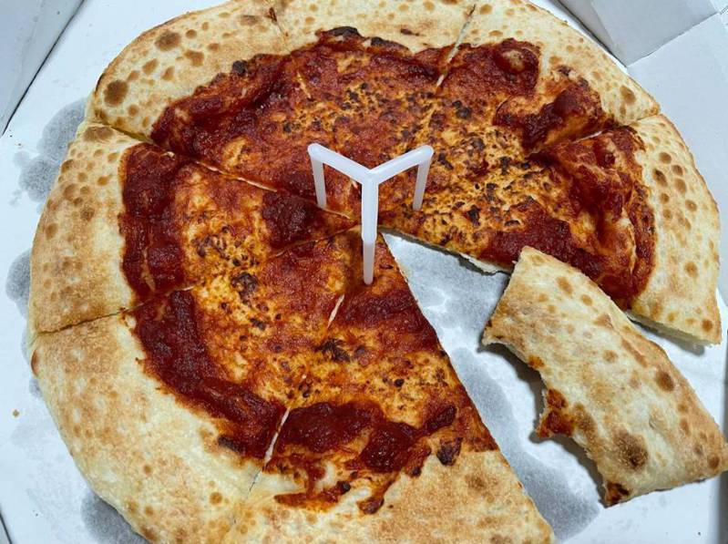 網友不小心按錯選項，因而送來純抹醬的披薩。圖擷自PTT