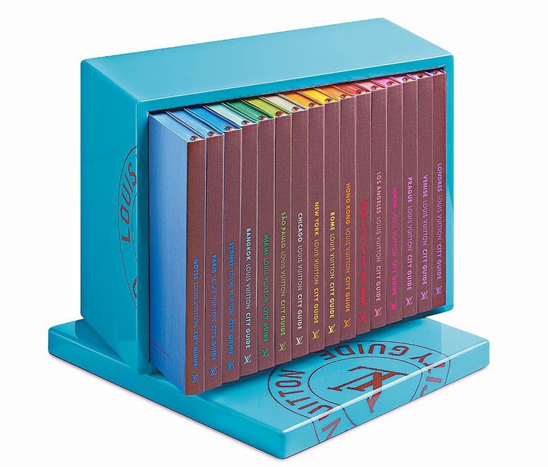 旅遊指南15本精裝盒，藍色外盒，24,700元。 圖／LV提供