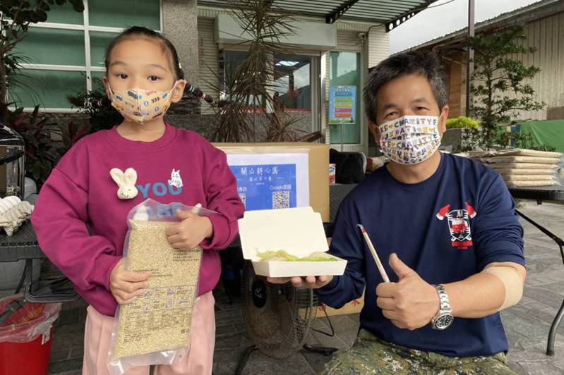 一名來自廣東的台灣女婿賴陽喜（右）在台東捐血站現場做起腸粉感謝前捐血人，讓大選熱情化為「熱血」。記者尤聰光／攝影