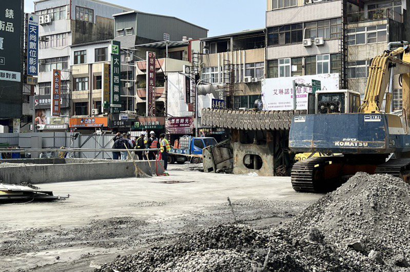 皇龍建設在台南中西區五妃街、西門路口施工造成道路塌陷，目前已填平恢復道路通行。記者吳淑玲／攝影