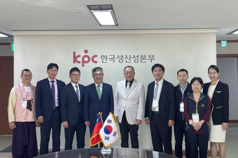 中國生產力中心總經理張寶誠（左五）昨天率團參訪南韓生產性本部。生產力中心／提供