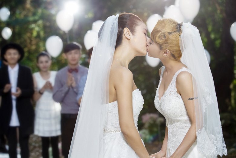 蔡依林(右)為傳達新歌支持多元成家概念，與林心如上演女女吻。 圖／華納音樂提供