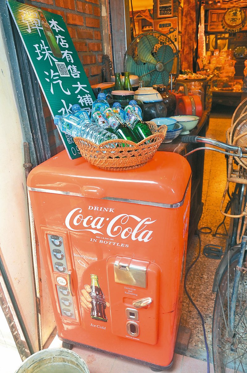 可口可樂舊冰桶，是限量版的。 記者游明煌／攝影
