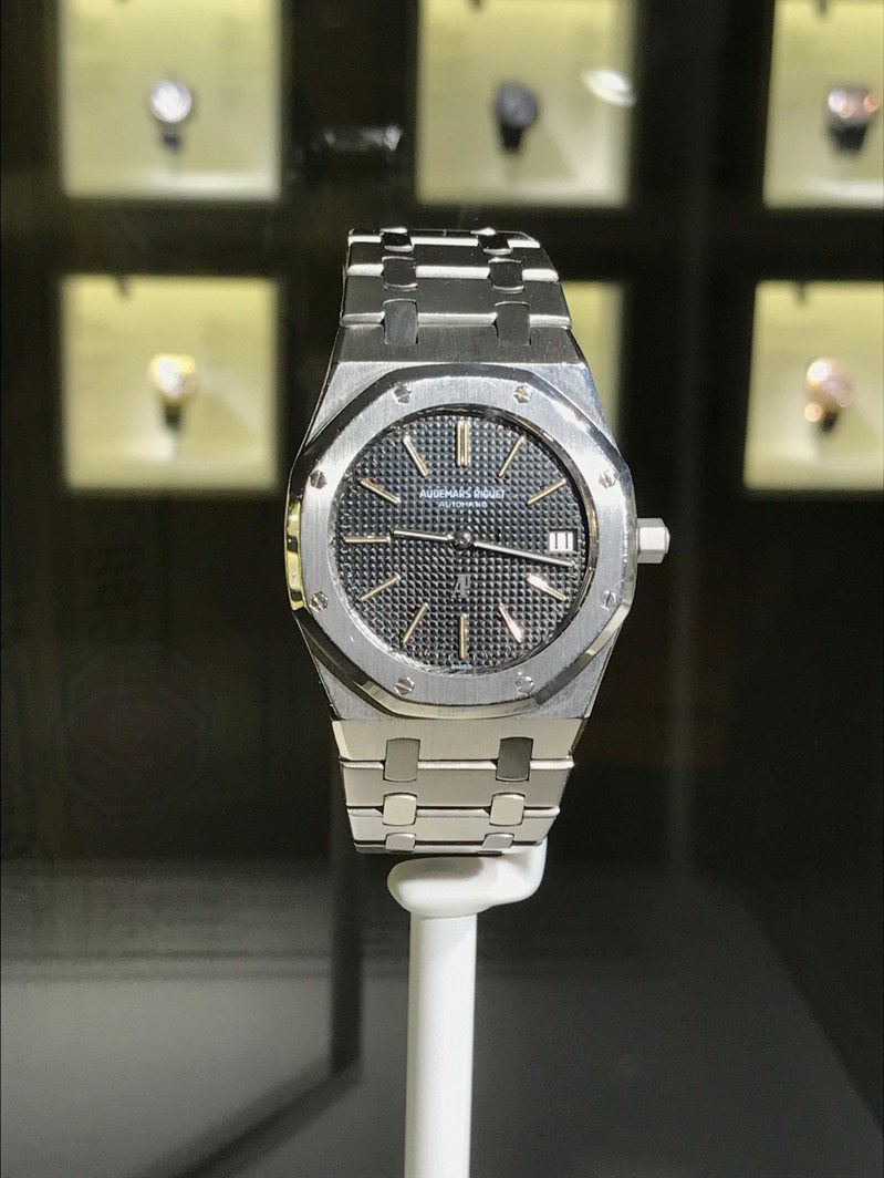 愛彼在上海舉行品牌展覽，展出多款骨董表，此為1972年推出的皇家橡樹腕表。記者祁玲／攝影