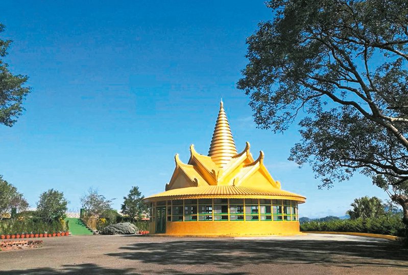 佛陀世界有許多寺廟和精舍，園方保留原童話世界中的城堡建築設施。 記者林麒瑋╱攝影