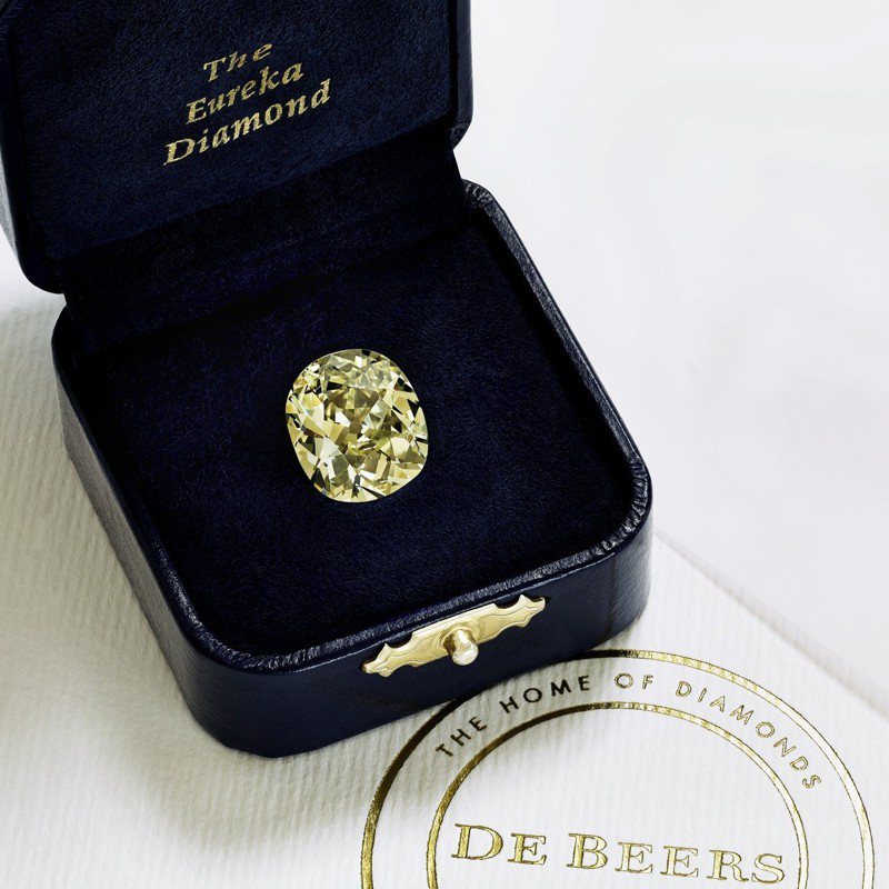 「Eureka鑽石」，是1866年由南非的一位小孩在奧蘭治河河岸邊偶然發現一顆 21.25克拉原石，後被工匠切割為10.73克拉的枕形車工鑽石，也是公認為第一顆正式在南非發現的鑽石。圖／De Beers提供