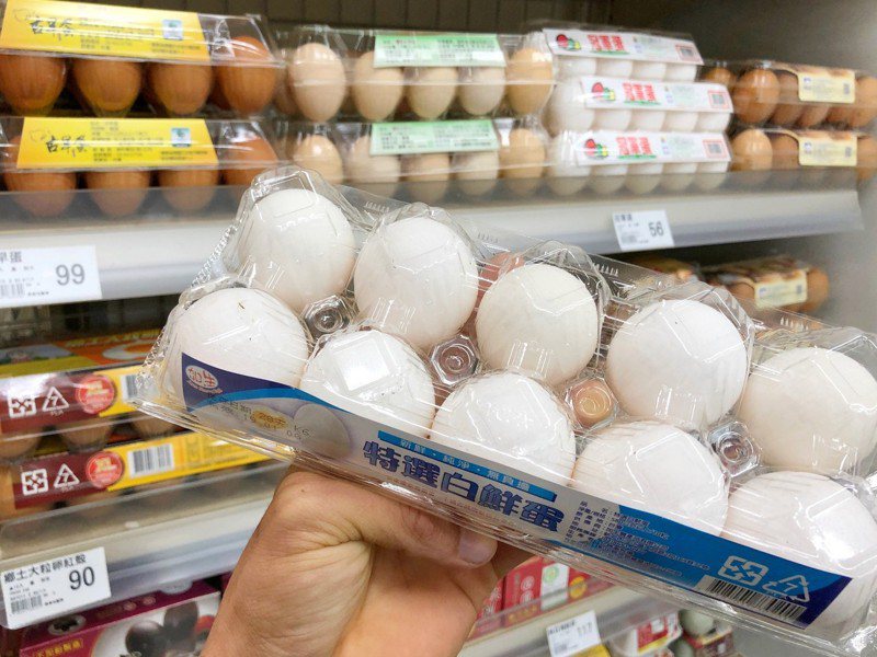 網友分享洗選蛋盒開法，引萬人驚嘆。 記者王騰毅／攝影