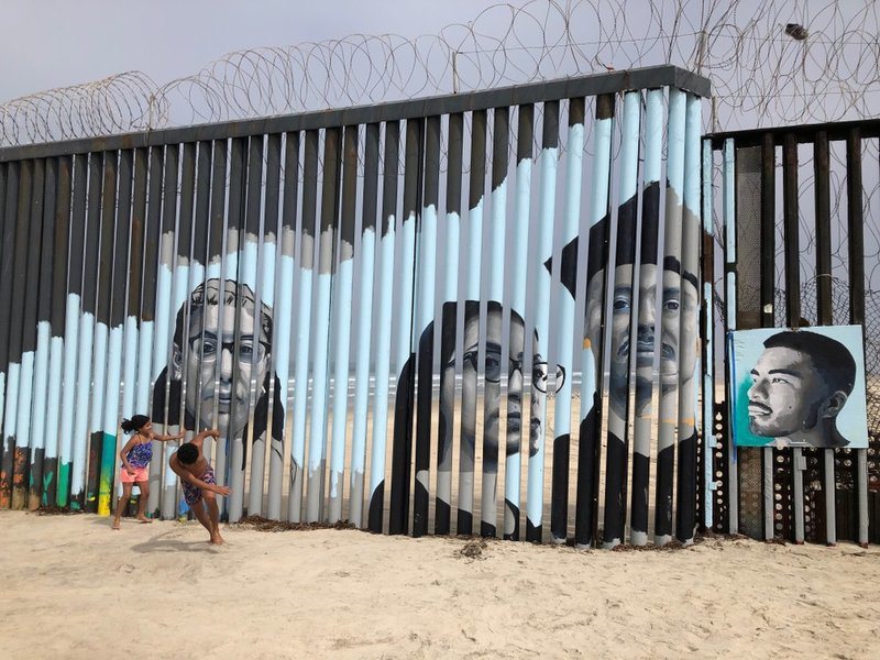莎塔納發起在邊境圍牆設計互動式壁畫的計畫，希望透過故事喚起人們對移民議題的重視。（Photo by 網路截圖）