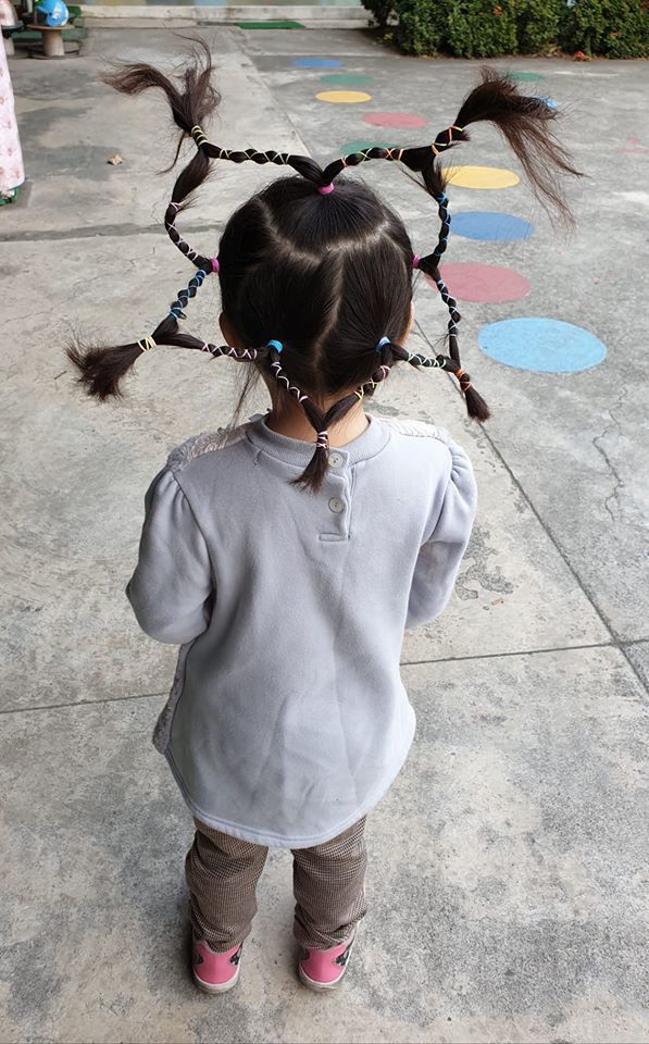 一位媽媽分享自己女兒頭髮被幼稚園老師綁得超浮誇。 圖片來源/爆廢公社二館