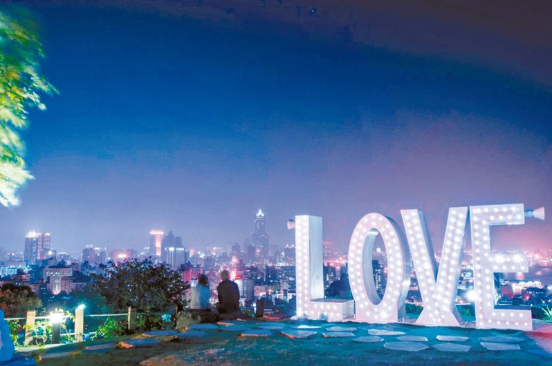 高雄市壽山上的「LOVE情人觀景台」。 圖／高雄市觀光局提供