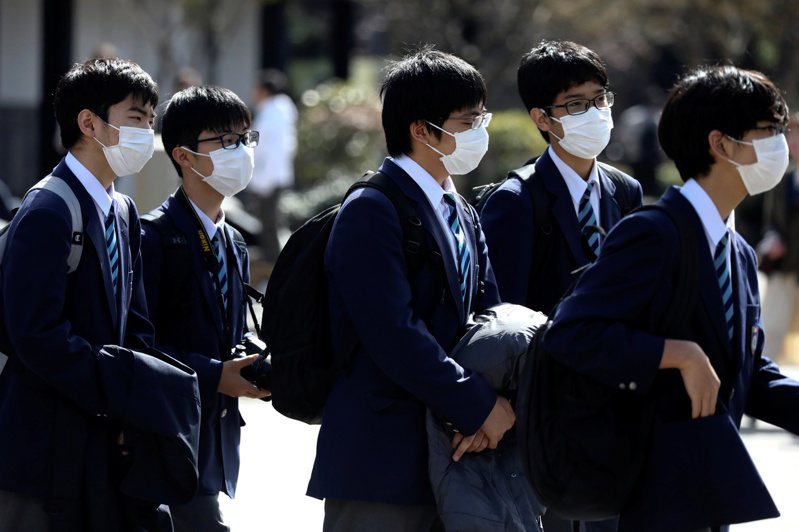 受到新冠肺炎（COVID-19）疫情影響，日本高校畢業旅行紛紛更改行程或延期。 路透社