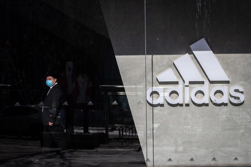 德國運動服飾製造商阿迪達斯（Adidas）與競爭對手彪馬（Puma）今天表示，受到新冠肺炎疫情影響，兩家公司在中國的許多門市都暫時關閉，導致近幾週業績大幅下滑。 歐新社