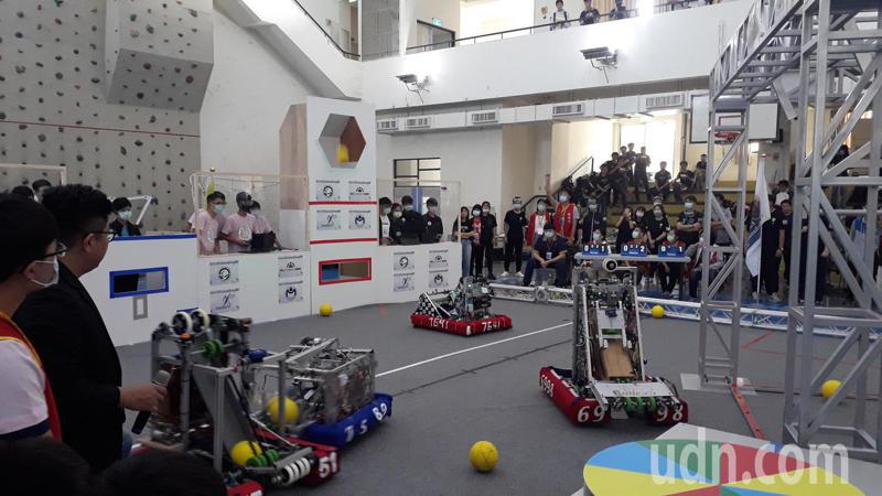 全球機器人大賽將登場，南科今台灣模擬賽，各隊機器人要依照設定設法投球進框，非常困難。記者周宗禎/攝影