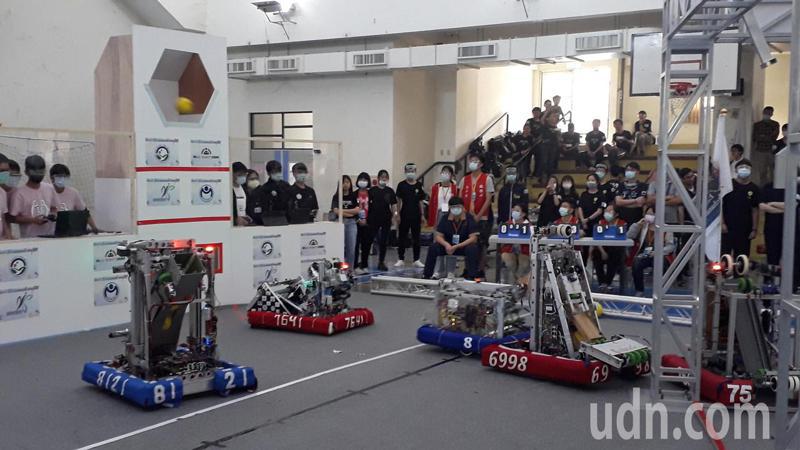 全球機器人大賽將登場，南科今台灣模擬賽，各隊機器人要依照設定攻防並設法將球投進框，非常困難。記者周宗禎/攝影