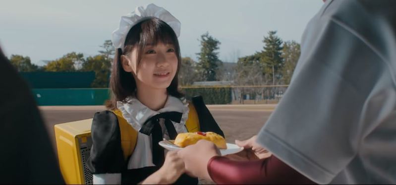 日本食品業者為炒熱話題，外送員打扮成甜美女僕為客人送餐。（圖／翻攝自NipponhamGroup youtube）