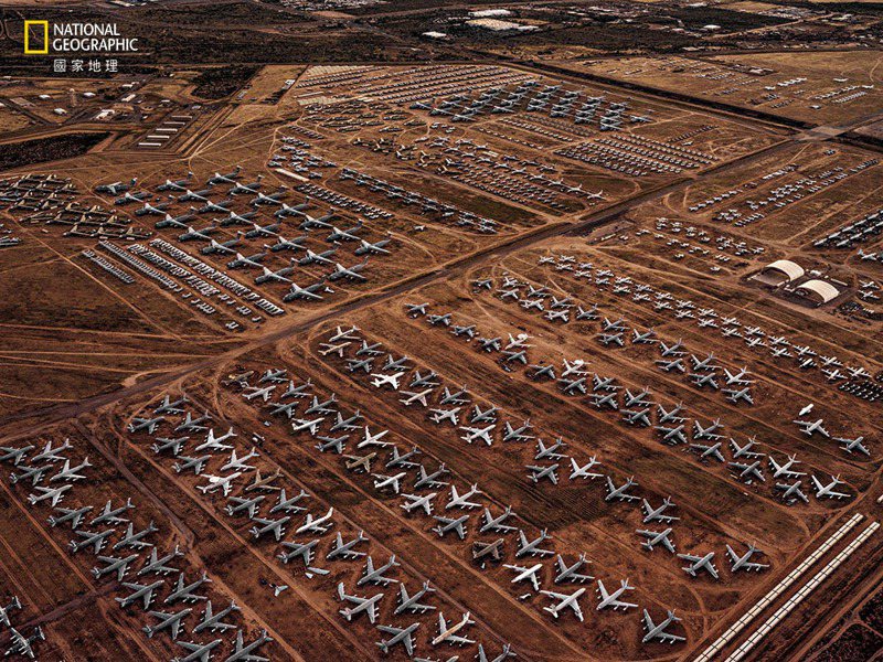 機器／ 這處軍事設施又稱飛機墳場，是同類設施中最大的一處。重新啟用機器是一種行之有年、能減少廢棄物的策略。近3300架已除役的美國政府飛機和直升機存放在亞利桑那州土桑市的戴維斯－蒙森空軍基地，該處空氣乾燥，可抑制鏽蝕。 攝影：盧卡．洛卡泰利 L U C A LO C AT E L L I
