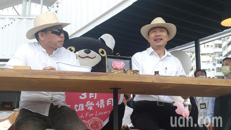 高雄市長韓國瑜（右）與觀光局長邱俊龍（左）上午穿白上衣、戴巴拿馬帽出席「高雄愛情月─白色情人節」記者會。記者蔡孟妤／攝影