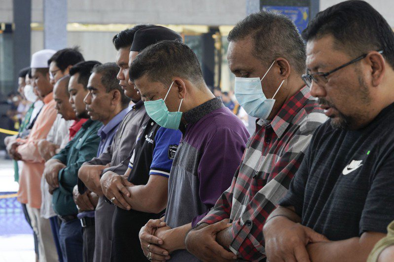 馬來西亞預期新冠肺炎疫情將蔓延很久，首相慕尤丁宣布，從18日到31日封鎖全境，防止新冠肺炎疫情擴大。 美聯社