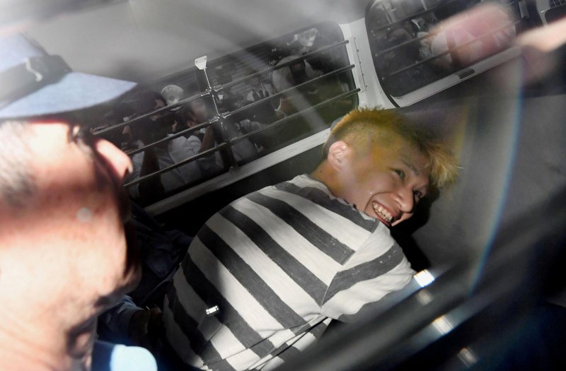 涉嫌殺害十九名身心障礙人士的日本男子植松聖二○一六年坐進警車移送檢方偵訊的資料照。（路透）