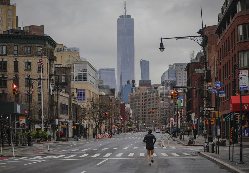 紐約市已下令民眾居家避疫，街上非常冷清。 美聯社