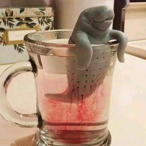 海豹造型泡茶器滲出紅色液體，讓網友覺得恐怖。圖／擷自《爆笑公社》