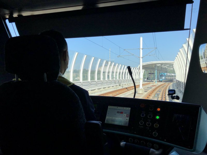 新北淡海輕軌綠山線通車屆滿一年後，新北捷運局表示，第一期藍海線目前正進行列車跨線及其他測試項目，預計今年底通車。圖／新北捷運局提供