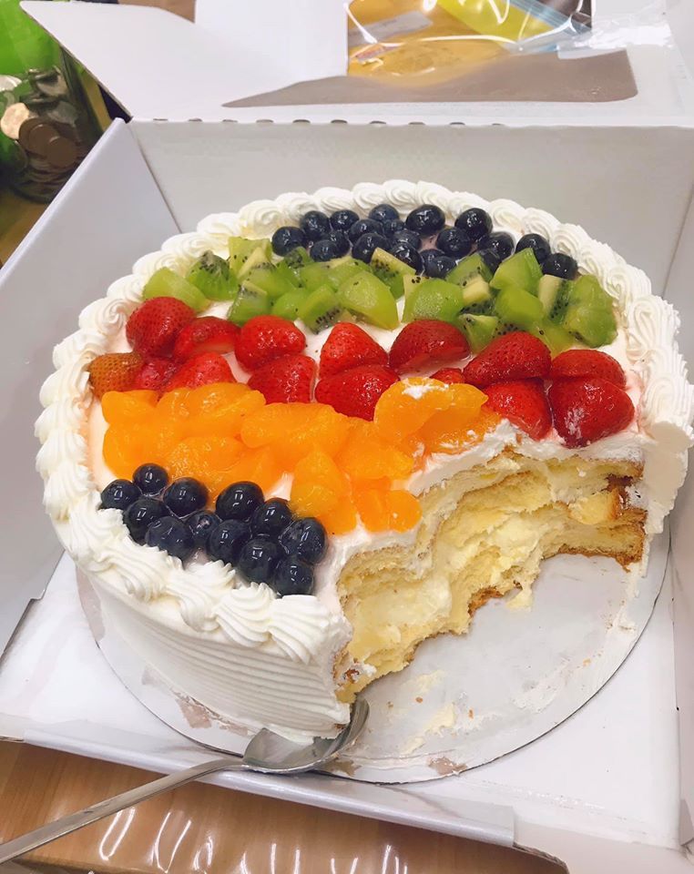 網友分享的好市多蛋糕上鋪滿水果。圖擷自FB社團「Costco好市多 商品經驗老實說」