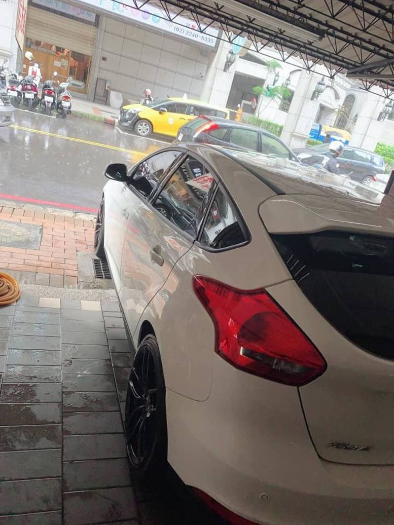 洗完車不到一分鐘下雨，車主超無奈。圖片來源／ 臉書 