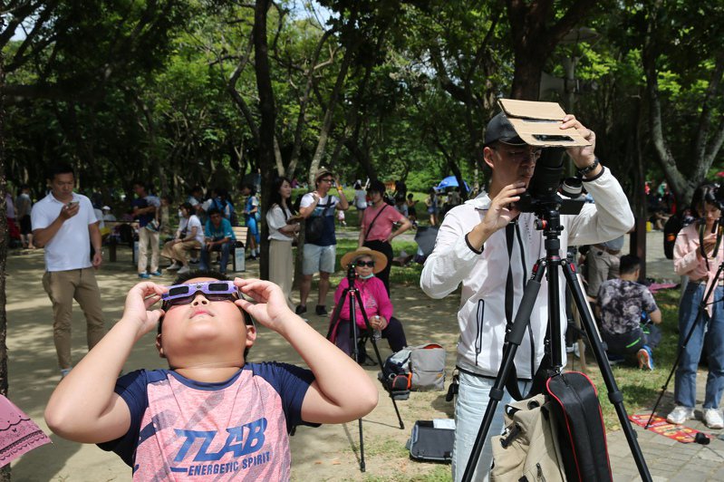 民眾在嘉義北香湖公園等待觀測日環食。記者余承翰／攝影