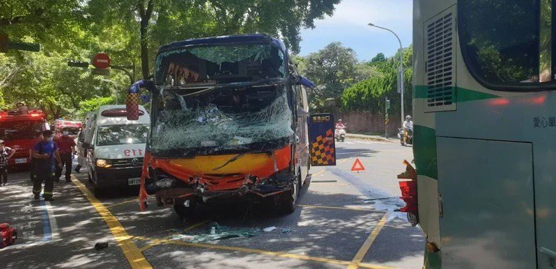 陽明山今天發生遊覽車與公車追撞車禍，現場24人受傷。聯合報記者蕭雅娟／翻攝