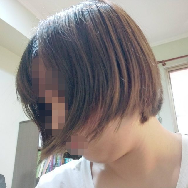 一名女網友PO文提到，自己去了媽媽推薦的百元理髮店剪頭髮，沒想到剪完之後原本的頭髮卻變得跟「狗啃的」一樣。圖擷自PTT