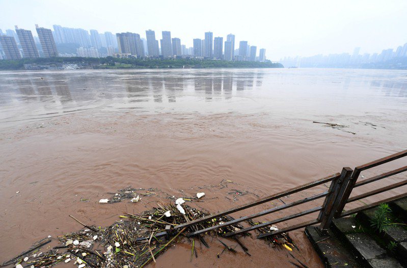 中國央視新聞app（應用程式）下午報導，長江中下游幹流主要控制站水位持續上漲，即將超過警戒水位。圖為長江重慶段水位2日持續上漲，江邊則堆積不少的漂浮物。（中新社）