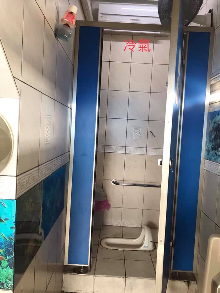網友貼出「villa級公廁」照，令人大讚是「佛心廁所」。圖擷自臉書社團「爆廢公社」