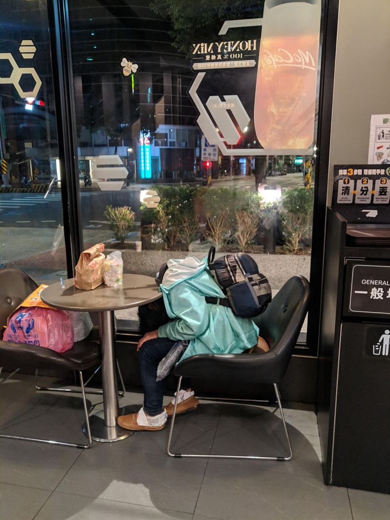 網友踏進麥當勞看見無頭女顧客，但仔細一看發現女子的頭部其實是在桌下。圖擷自臉書社團「爆廢公社公開版」