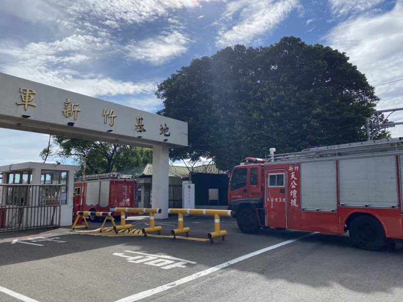 新竹市消防車進入空軍基地協助處理直升機墜落意外。聯合報系記者王駿杰／攝影