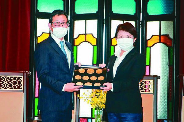 台灣三井不動產集團董事長下町一朗（左）贈送紀念品給台中市長盧秀燕。