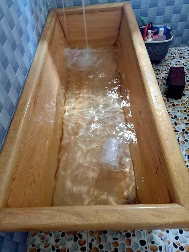 友人家中的木製浴缸，形似棺材。 圖／翻攝自爆笑2公社