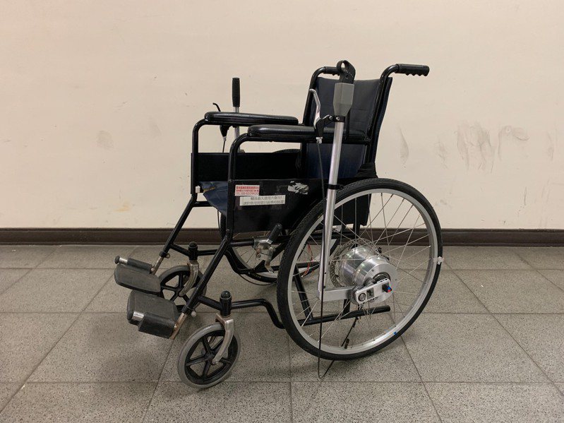 雲科大機械系研究團隊設計「推桿驅動」裝置，將輪椅改良為電動輔助輪椅，省力且保有輪椅的收納功能，搭配碟煞讓使用者更方便安全。圖／雲科大提供