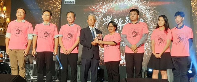 「109年台北律師公會優秀公益律師」團體獎，頒給長期關注環境議題的「大潭藻礁律師團」。圖／律師蔡雅瀅提供。