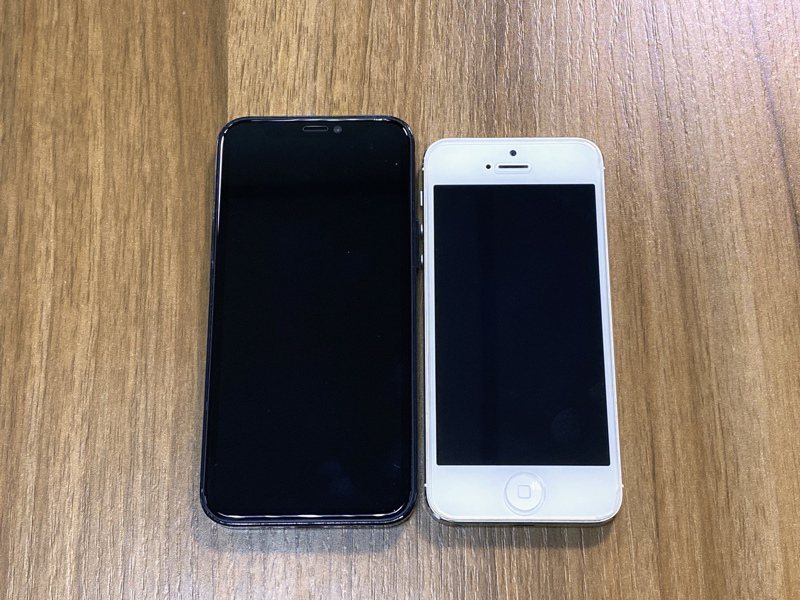從模型機來看，5.4吋的iPhone 12（左）外型只比3.5吋的iPhone 4（右）大了一點點而已。記者黃筱晴／攝影