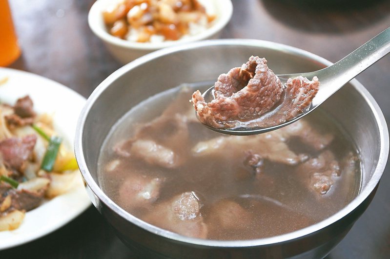淋上高湯就上桌的溫體牛肉湯，是台南必吃小吃之一。報系資料照